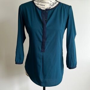 Banana Republic 3/4 sleeve pullover top Size XS, teal color with navy trim